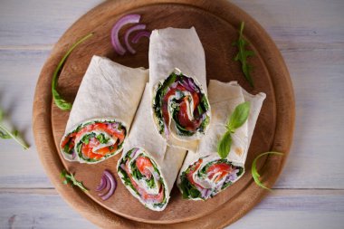 Somon füme, krem peynir, ıspanak ve roka tamamladı. Balık burrito. Tepegöz, yatay
