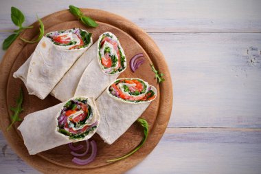 Somon füme, krem peynir, ıspanak ve roka tamamladı. Balık burrito. Tepegöz, yatay