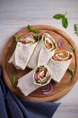 Somon füme, krem peynir, ıspanak ve roka tamamladı. Balık burrito. Tepegöz, dikey