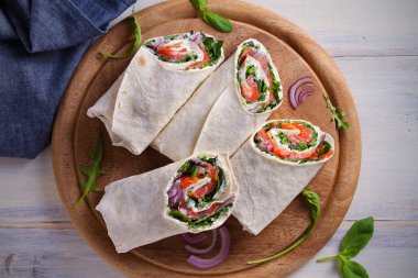 Somon füme, krem peynir, ıspanak ve roka tamamladı. Balık burrito. Tepegöz, yatay