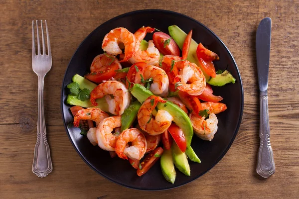 Shrimp Avocado Tomato Cilantro Salad Grilled Prawns Black Plate View — Stock Photo, Image