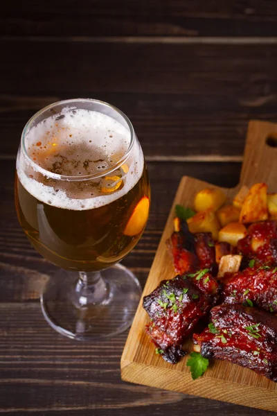 Cerveza Costillas Repuesto Cerdo Con Freír Cerveza Carne Vaso Cerveza —  Fotos de Stock