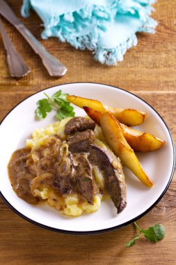 Sığır eti karaciğer armut ve patates püresi ile