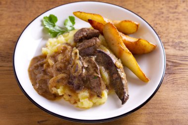 Sığır eti karaciğer armut ve patates püresi ile