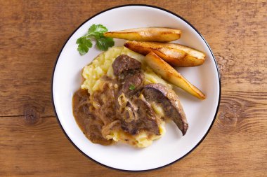 Armut ve patates püresi ile sığır eti karaciğer. Yukarıda görmek, en iyi stüdyo vurdu