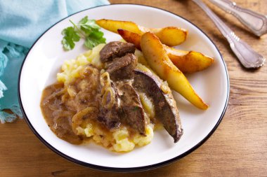 Sığır eti karaciğer armut ve patates püresi ile