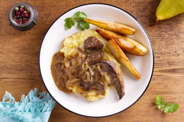 Armut ve patates püresi ile sığır eti karaciğer. Yukarıda görmek, en iyi stüdyo vurdu