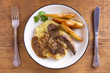 Armut ve patates püresi ile sığır eti karaciğer. Yukarıda görmek, en iyi stüdyo vurdu