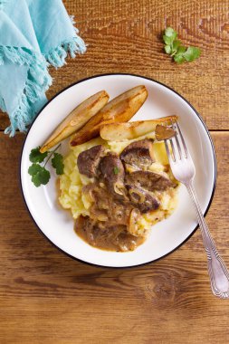 Armut ve patates püresi ile sığır eti karaciğer. Yukarıda görmek, en iyi stüdyo vurdu