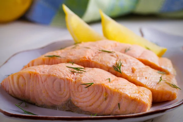 Cozido Bifes Salmão Vapor Com Limão Menu Dietético Placa Branca — Fotografia de Stock