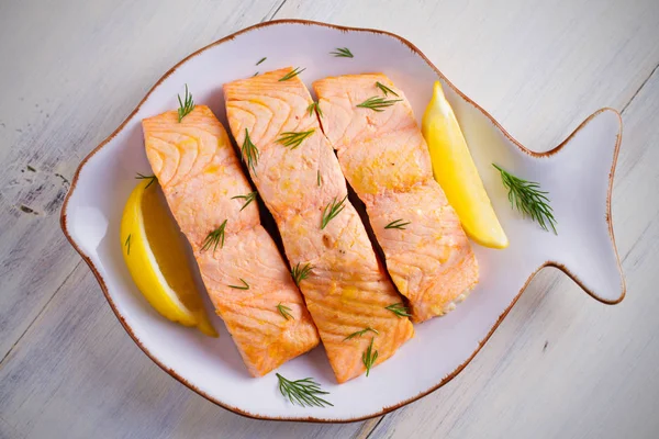 Gekookt Stoom Zalm Steaks Met Citroen Dieet Menu Witte Plaat — Stockfoto