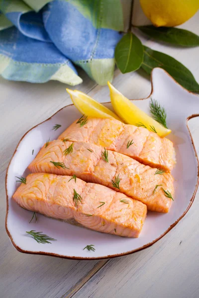 Cocinado Sobre Filetes Salmón Vapor Con Limón Menú Dietético Placa —  Fotos de Stock