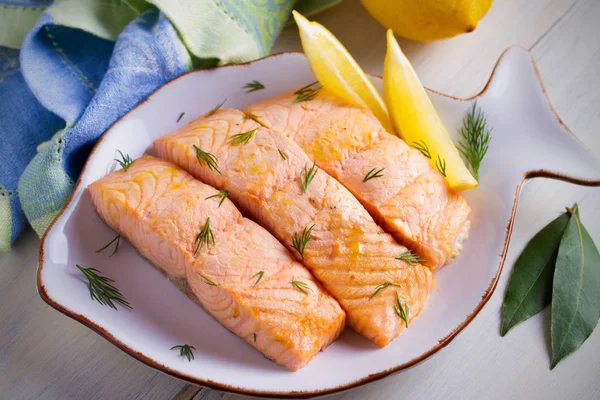 Dimasak Steak Salmon Uap Dengan Lemon Menu Diet Piring Putih — Stok Foto