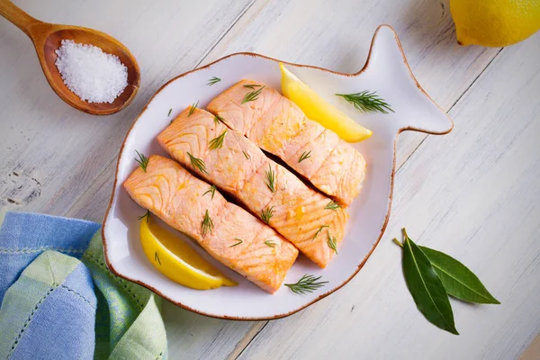 Auf Dampflachssteaks Mit Zitrone Gekocht Diätmenü Weißer Teller Auf Weißem — Stockfoto