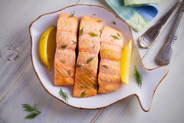 Cozido Bifes Salmão Vapor Com Limão Menu Dietético Placa Branca — Fotografia de Stock