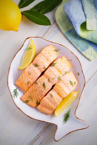 Cozido Bifes Salmão Vapor Com Limão Menu Dietético Placa Branca — Fotografia de Stock