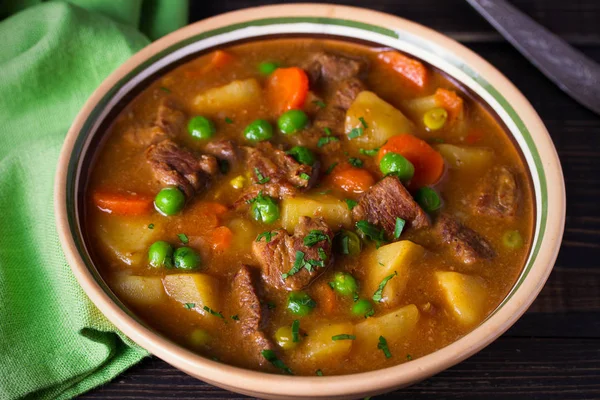 Estofado Casero Carne Irlandesa Con Papas Zanahorias Guisantes Tazón Sobre — Foto de Stock