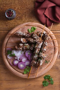 Sığır eti ciğer şiş susam ile üzerinde. Karaciğer kebap. Yukarıda görmek, en iyi stüdyo vurdu