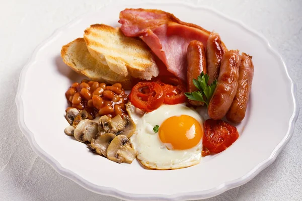 Desayuno Inglés Irlandés Completo Con Salchichas Tocino Huevos Tomates Champiñones — Foto de Stock