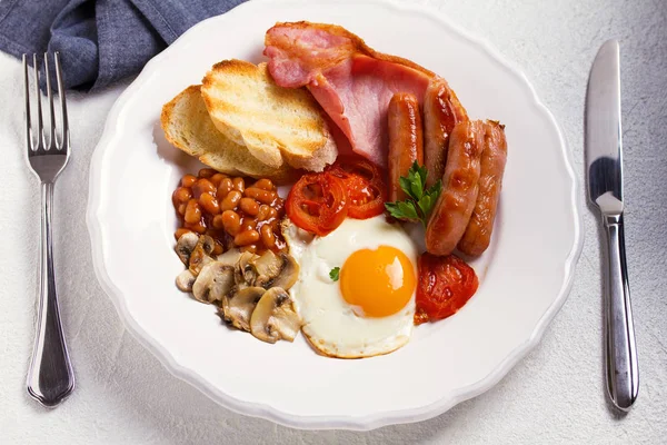 Full English Irish Breakfast Sausages Bacon Eggs Tomatoes Mushrooms Beans — Stock Photo, Image