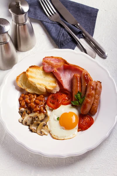 全英式或爱尔兰早餐 包括香肠 西红柿 蘑菇和豆类 营养健康的早餐 — 图库照片
