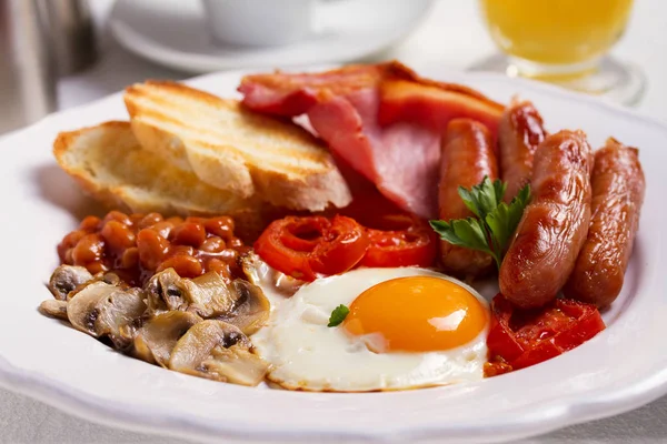 Full English Irish Breakfast Sausages Bacon Eggs Tomatoes Mushrooms Beans — Stock Photo, Image