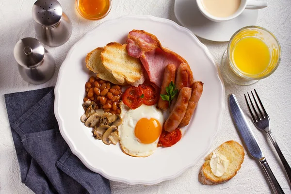Desayuno Inglés Irlandés Completo Con Salchichas Tocino Huevos Tomates Champiñones Fotos de stock libres de derechos