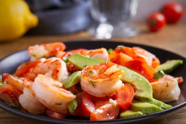 Karides, avokado, domates ve kişniş salata. Yatay