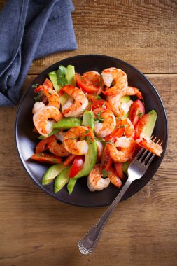 Karides, avokado, domates ve kişniş salata. Tepegöz, dikey