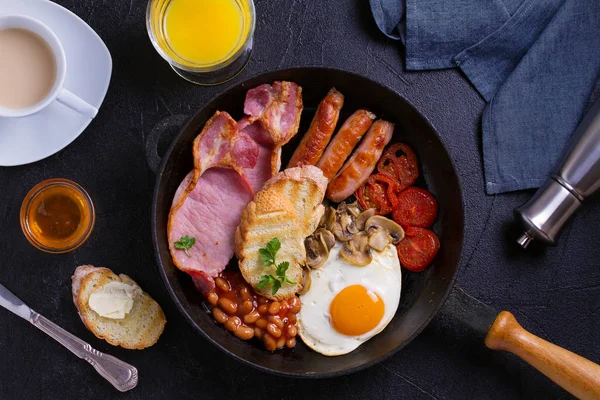 Pequeno Almoço Inglês Irlandês Com Salsichas Bacon Ovos Tomates Cogumelos — Fotografia de Stock