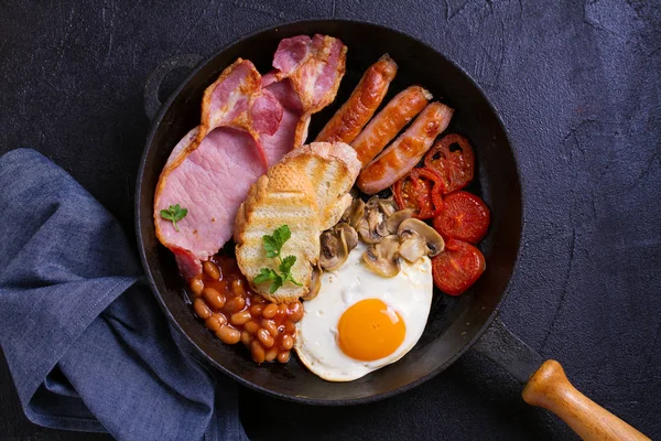 Pequeno Almoço Inglês Irlandês Com Salsichas Bacon Ovos Tomates Cogumelos — Fotografia de Stock