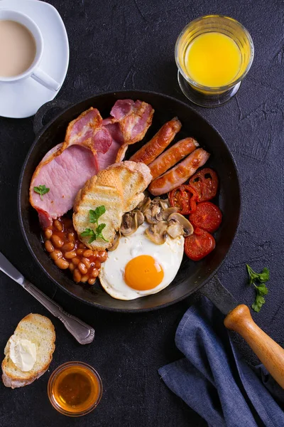 Английский Ирландский Завтрак Сосисками Беконом Яйцами Помидорами Грибами Бобами Сковороде — стоковое фото
