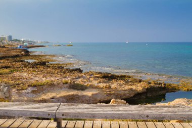 Plaj ve mesire Protaras, Kıbrıs, Akdeniz içinde. Deniz plajda dinlenebilir, açık seyahat. Alan arka plan - görüntü kopyalama