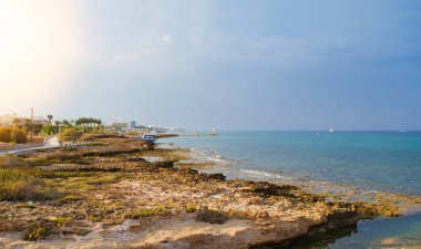 Plaj ve mesire Protaras, Kıbrıs, Akdeniz içinde. Deniz plajda dinlenebilir, açık seyahat. Alan arka plan - görüntü kopyalama