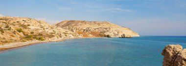 Güzel bir doğal deniz ve gökyüzü manzara fotoğrafı. Limassol, Akdeniz Paphos ana yolu boyunca sahilinin panoramik görünüm