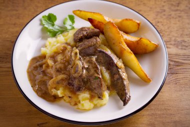 Armut ve krem ve şarap soğan sause üzerinde patates püresi ile karaciğer. Yatay