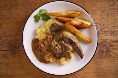 Armut ve krem ve şarap soğan sause üzerinde patates püresi ile karaciğer. Tepegöz, yatay