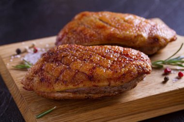 Ördek göğsü, lavanta bal ve biberiye, doğrama kurulu hizmet