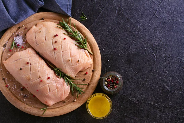 木製トレイの生調理家禽肉 ローズマリー スパイス鴨の胸 — ストック写真