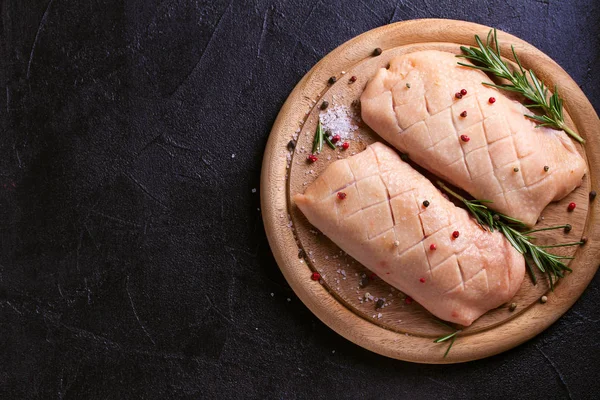 木製トレイの生調理家禽肉 ローズマリー スパイス鴨の胸 — ストック写真