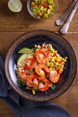 Karides karnabahar, mango avokado, kırmızı kırmızı biber biber ve limon. Tepegöz, dikey