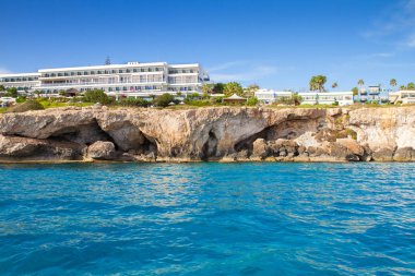 Akdeniz deniz manzara, ünlü turizm tesisi. Ulusal Forest Park Cape Greco Ayia Napa, Kıbrıs