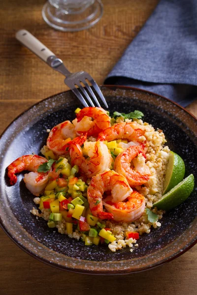 Camarones Con Coliflor Aguacate Mango Pimentón Rojo Lima Vertical — Foto de Stock