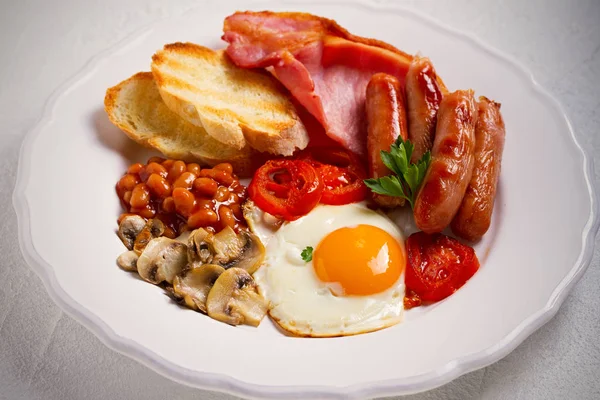 English Irish Breakfast White Plate Sausages Bacon Eggs Tomatoes Mushrooms — Stock Photo, Image