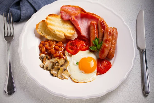 Petit Déjeuner Anglais Irlandais Dans Une Assiette Blanche Avec Saucisses — Photo