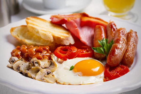 Petit Déjeuner Anglais Irlandais Dans Une Assiette Blanche Avec Saucisses — Photo