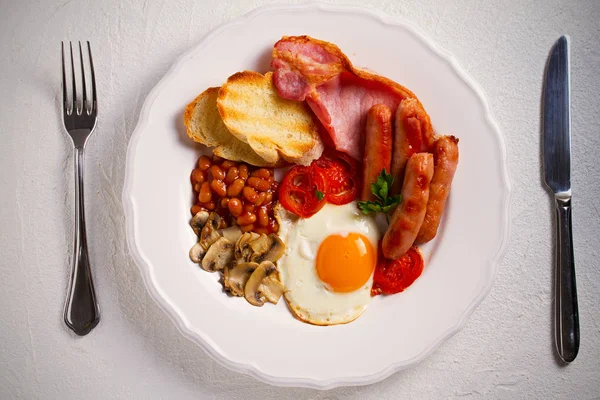 Αγγλικά Ιρλανδικά Πρωινό Στο Άσπρο Πιάτο Λουκάνικα Μπέικον Αυγά Ντομάτες — Φωτογραφία Αρχείου