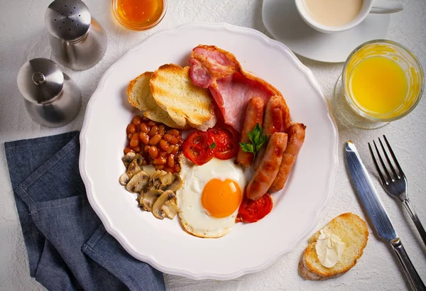 Английский Ирландский Завтрак Белой Тарелке Сосисками Беконом Яйцами Помидорами Грибами — стоковое фото