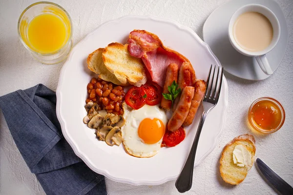 Ngilizce Veya Rlandalı Kahvaltı Sosis Pastırma Yumurta Domates Mantar Beyaz — Stok fotoğraf
