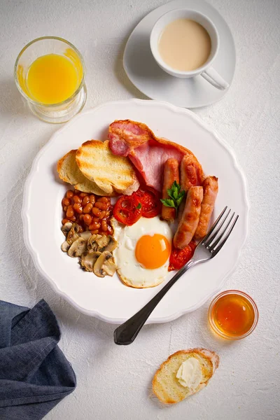 Petit Déjeuner Anglais Irlandais Dans Une Assiette Blanche Avec Saucisses — Photo